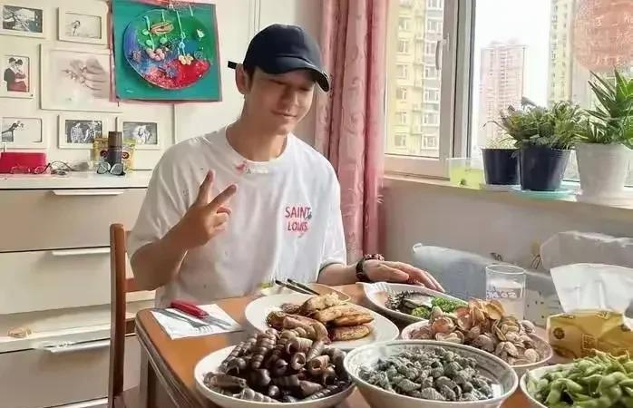 黄晓明真是太幸福了，在老家拍戏，这是三天两头被亲妈，被亲属探班，送美味佳肴。
可