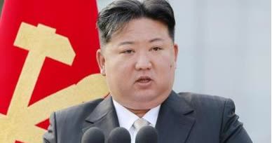 金正恩当众打脸特郎普。

几个月前，特朗普还夸耀朝鲜与美国的关系，没想到金正