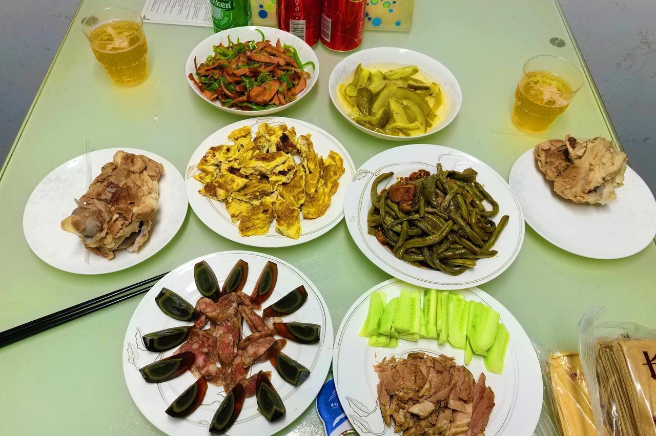 一桌小菜不太起眼儿，却是我和大姑姐的告别宴，我们俩互相给饯行。
又到大姑姐家吃饭