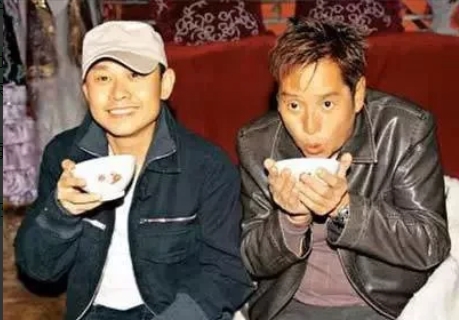 2004年，刀郎的爆火，引起了张艺谋的注意，张艺谋邀请刀郎为《十面埋伏》献唱，可