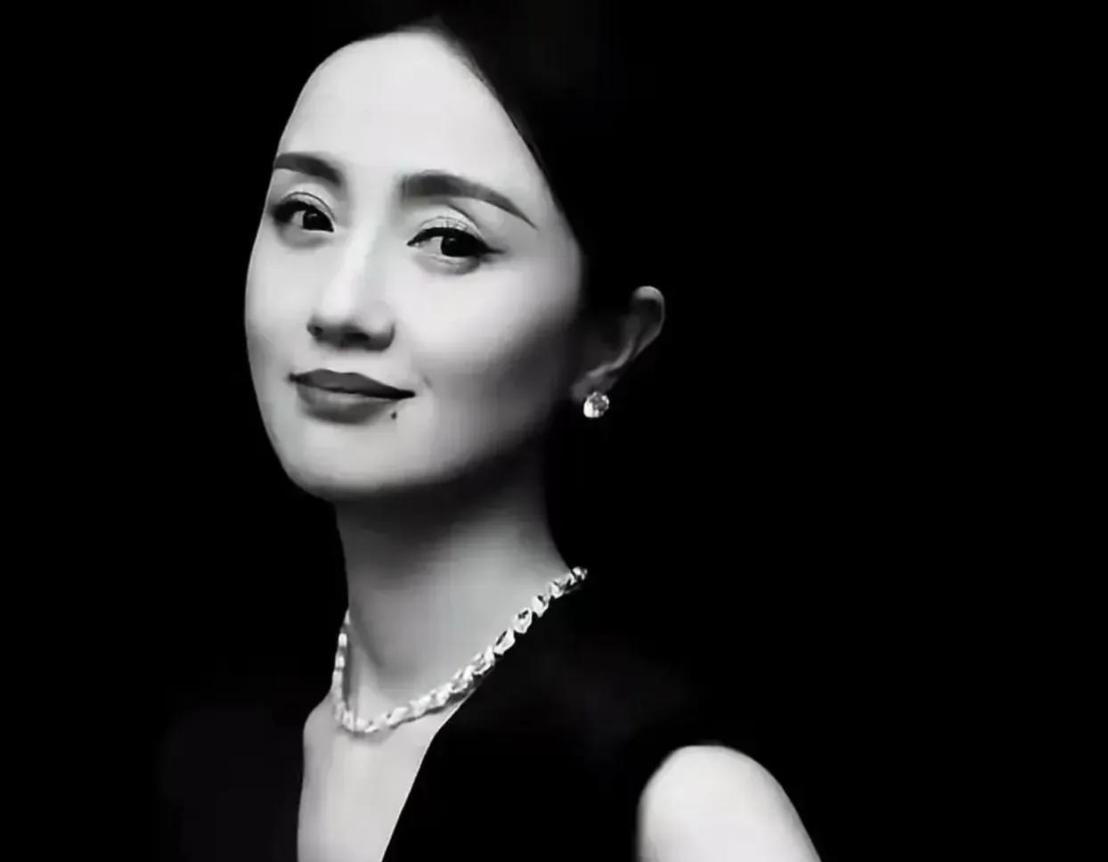 #辛柏青2秒停顿藏着催泪暴击
5月21日，演员@辛柏青 发布讣告：妻子@朱媛媛 