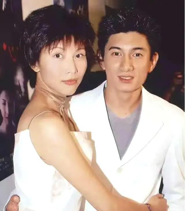 不扒不知道
吴奇隆结过两次婚
而且初恋竟然是她
我猜到刘诗诗在《淮水竹亭》出圈后