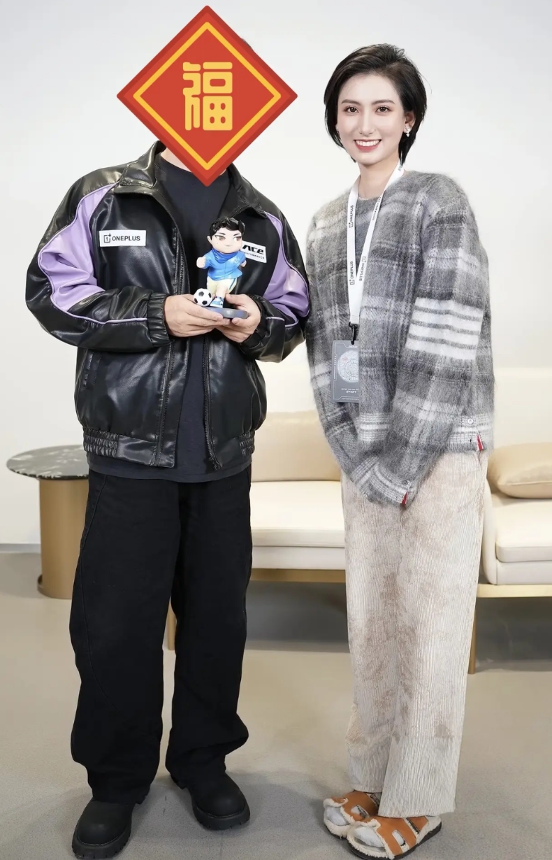 离职前，OPPO产品经理莫妮卡与客户网友的同框合影照。莫妮卡不仅漂亮清爽，还亲切