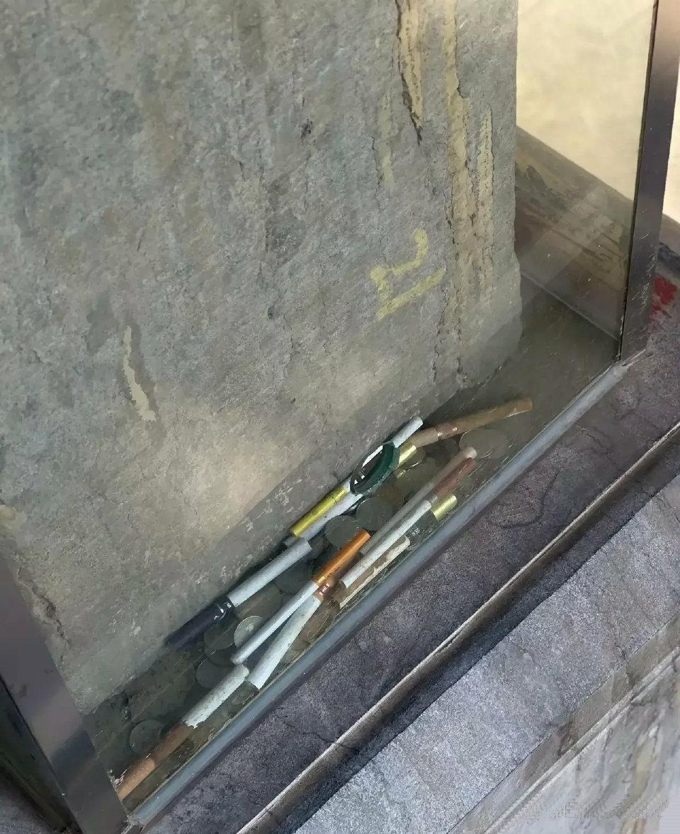 硬币就算了，怎么还放烟呢？