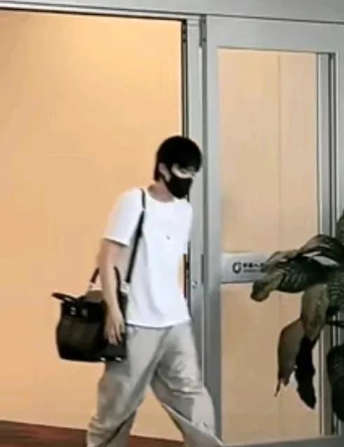 王楚钦，林诗栋，林高远，陈恒宇，黄旭都出发新疆了！！！！！
头哥精神还不错，大头