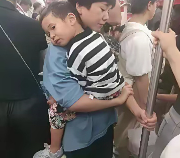 咱不道德绑架，就想问问你们，如果是你，你会让座吗？ ​​​
