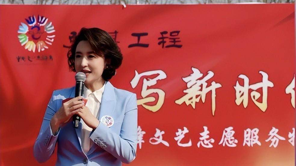 央视主持穿紧身裤遭指责！当事人回应引争议，官方紧急删除原视频