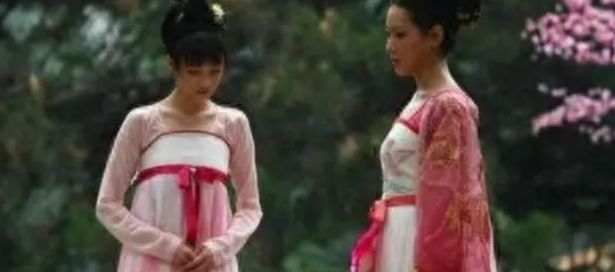 古代高官显贵冬天将脚塞进丫鬟胸口取暖，一只脚放一个丫鬟胸口，两只脚就是两个丫鬟胸