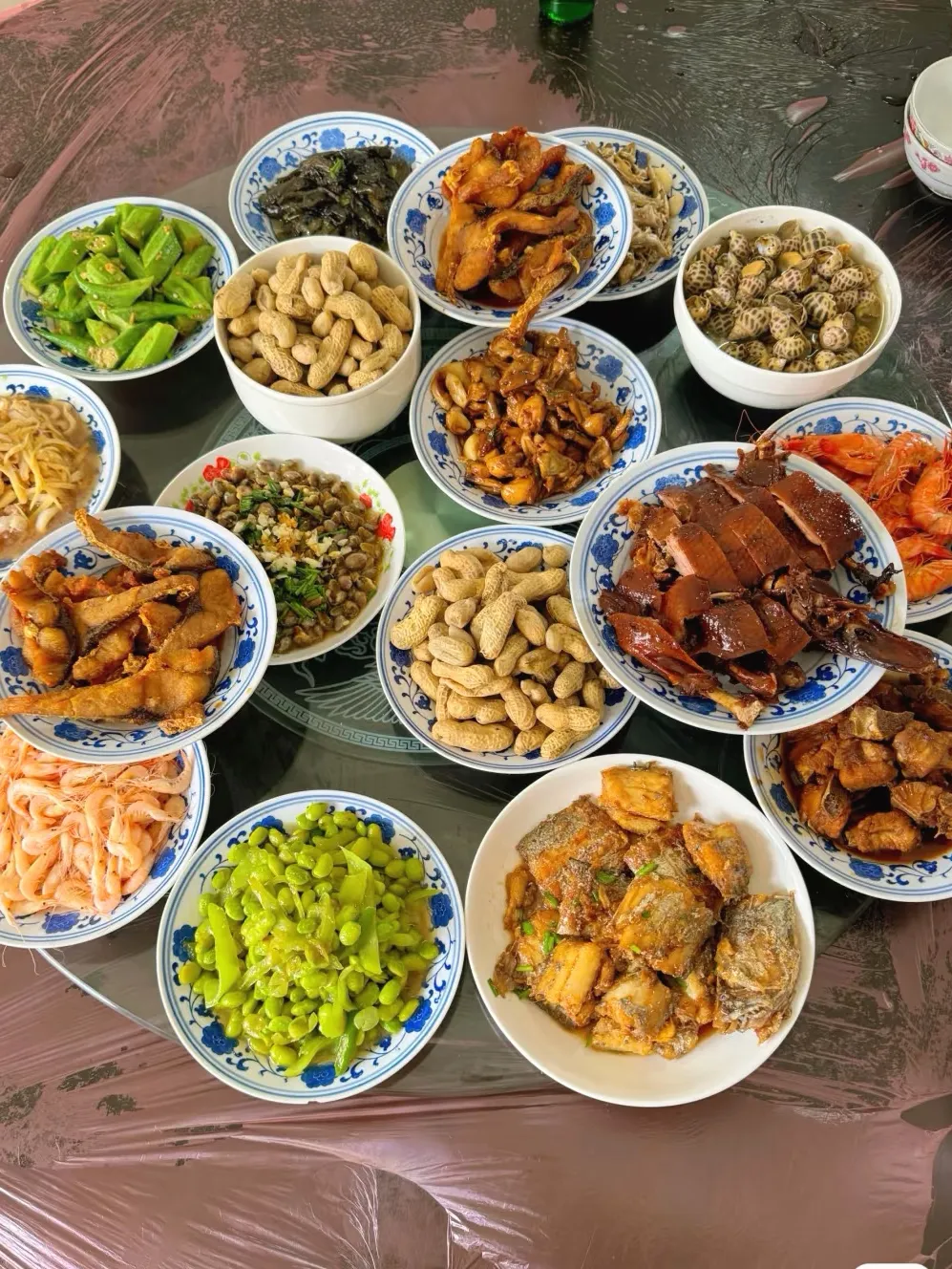 两盘花生是凑数的吗？
见过吃饭上花生米的，没见过直接上花生的！