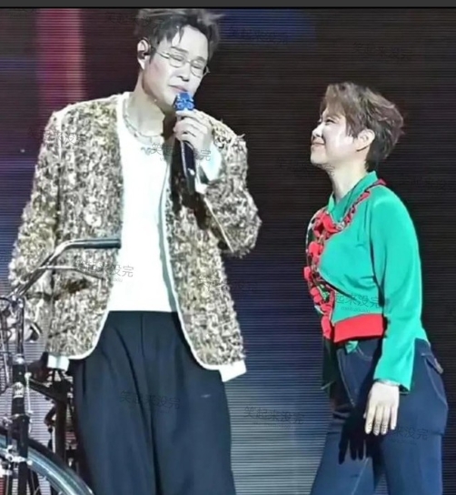 小沈阳和沈春阳这俩口子现在是越来越有范儿了，以前总觉得沈春阳土里土气的，现在看起