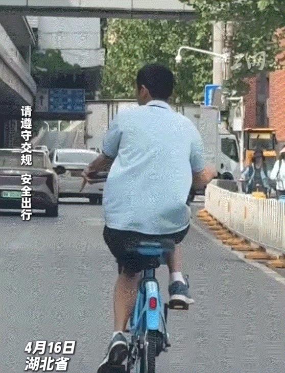 湖北，一小车司机驾车途中，遇到一男孩骑着单车行驶在他的前方。可就在男孩行驶到路口