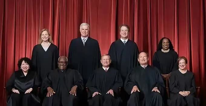 美国的司法体系也是扯淡，美国最高法院9名大法官5:4否决了拜登政府允许男性进入女