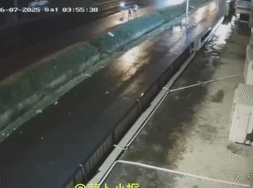 自己作死，还连累别人。
6月7日凌晨3时55分左右，三名男子在马路上并排跑步，跑