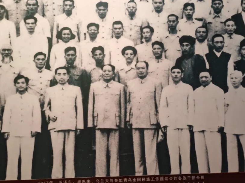 合影中，毛主席右边这位身材高大的人，你知道是谁吗？