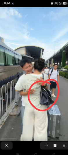 申聪去接女朋友了
他说同意不同意的都先见一面
很多网友说从背面看，申聪的女朋友身