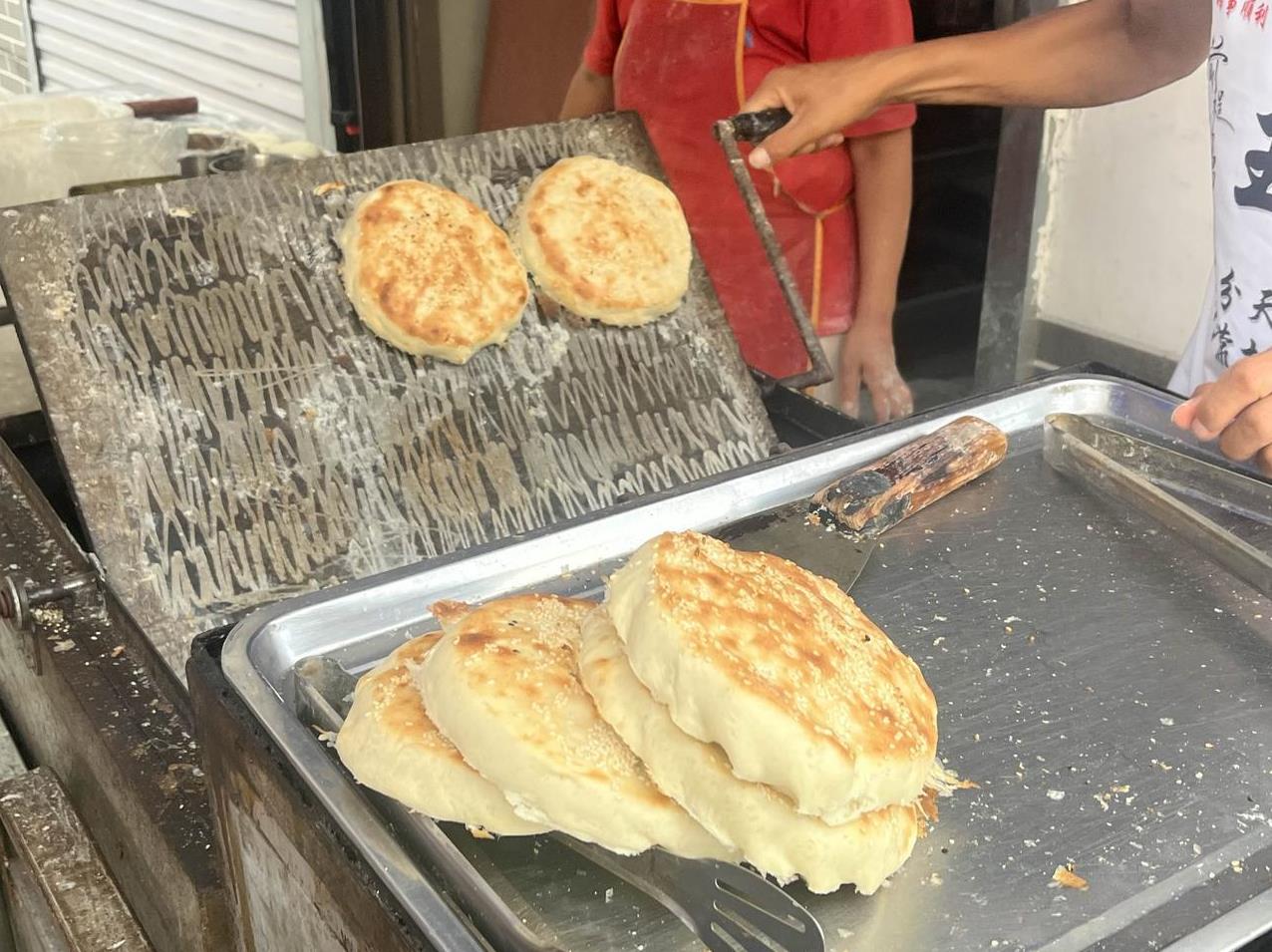 在石家庄吃到这种吊炉烧饼，也是非常少见。这种烧饼在河南、皖北、鲁南比较普遍，外地
