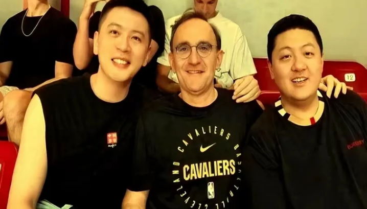 昨天晚上，我媳妇问我“辽宁队今年又引进什么外援了？”

我说“威尔斯，莫兰德，还