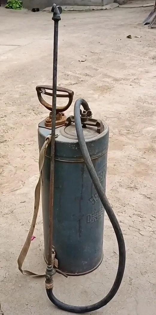 有人见过这个东西吗？
它是国产第一代农药喷雾器，为全金属结构，俗称“打药桶”，是