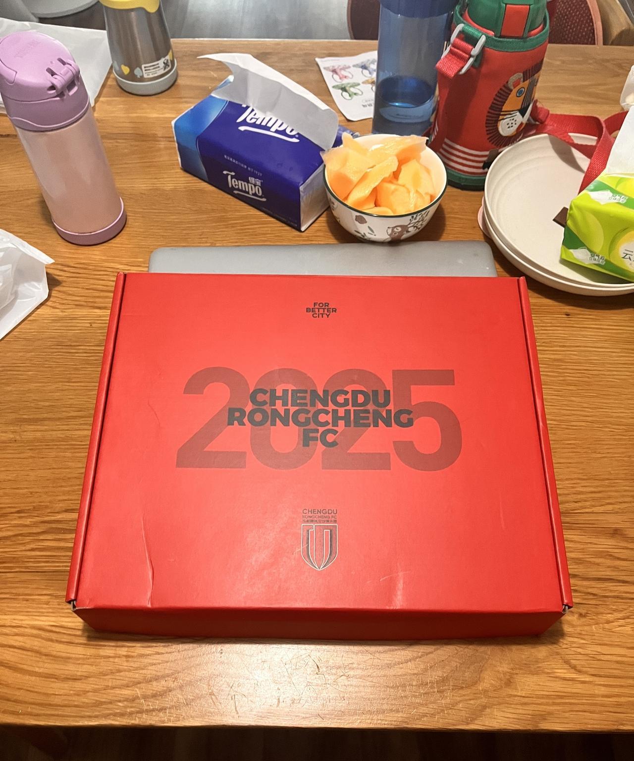 三件套到手！一条围巾，两枚徽章，2025套票会员礼今天到手#成都蓉城 #中超联赛