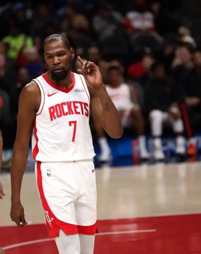 火箭名门被马刺点破，全联盟都知道怎么打火箭
①用机动性高的内线防阿门幽灵位锁死同