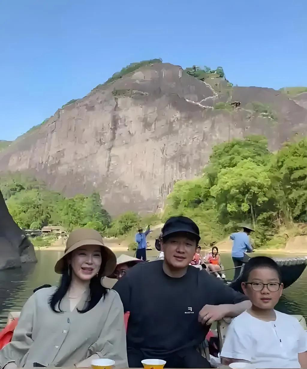 2025年8月12日，佟大为携妻儿现身山西大同云冈石窟，全家着休闲装低调游览。4