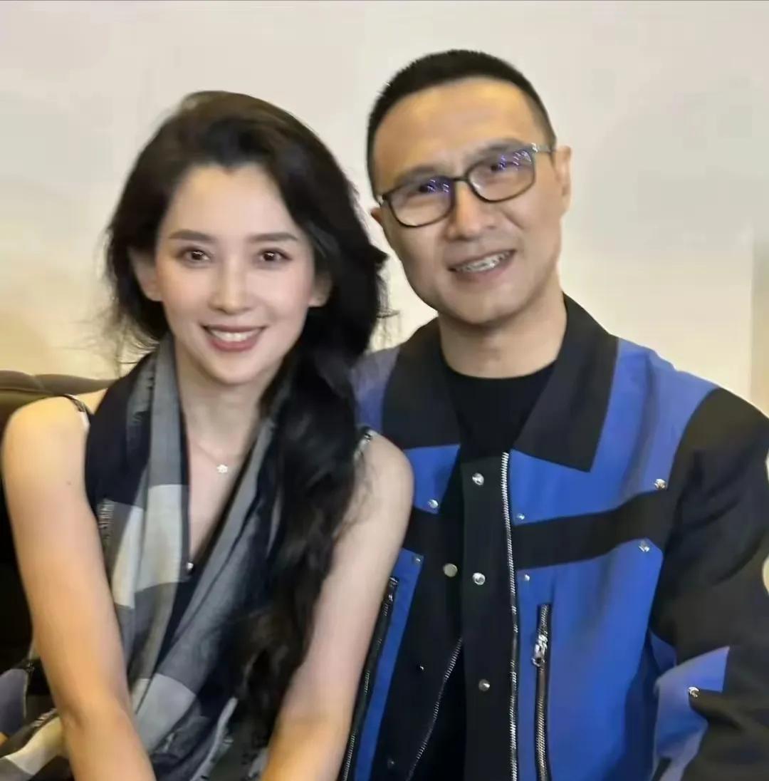 森林北长得真年轻漂亮，把汪峰衬托的像个小老头儿似的。
章子怡很优秀，其实森林北也
