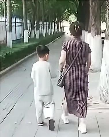 杜新枝越来越漂亮了呢，很喜欢古典美的旗袍，带着孙子，享受天伦之乐。
杜新枝其实需