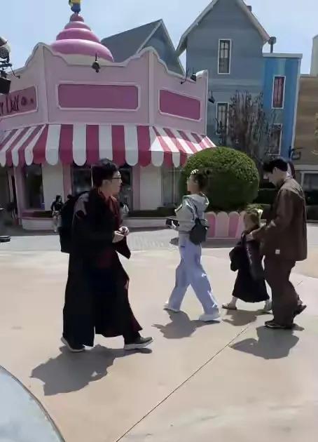 唐菀真的是一点也不矫情，烈日下带娃也不撑伞。曹云金唐菀离婚几年了，但是五一假期的