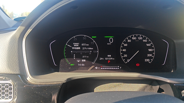 不和插混大电池做对比
用电多了油耗肯定低，除非馈电，都说比亚迪和秦省油，都不如思