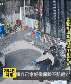 新车新手进了自家的院，撞了自家的门，少了不少麻烦事儿。车保险修，自己家的玻璃门车