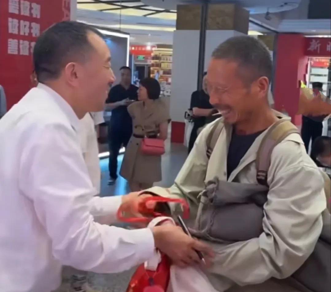 一位近60岁的来自河南建筑工人到图书大厦看书被热议，近日，一位来自河南的建筑工人