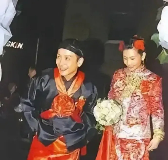 邱淑贞嫁入豪门风波











婚礼现场突遭匿名电话，揭露邱淑贞曾是“