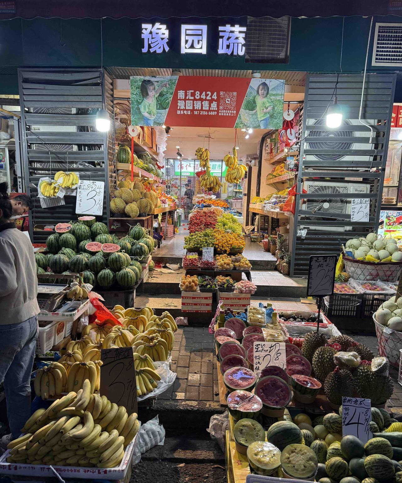 傍晚，豆角哥兴冲冲从外面回来，告诉我他找到农贸市场啦，非拉着我一起去看看～
搬到