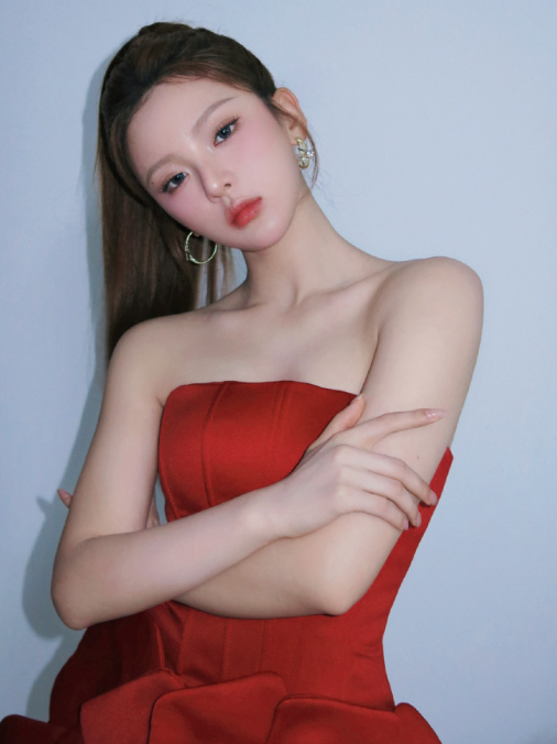 杨超越的小性感红裙妆造，超可以的，nice！
