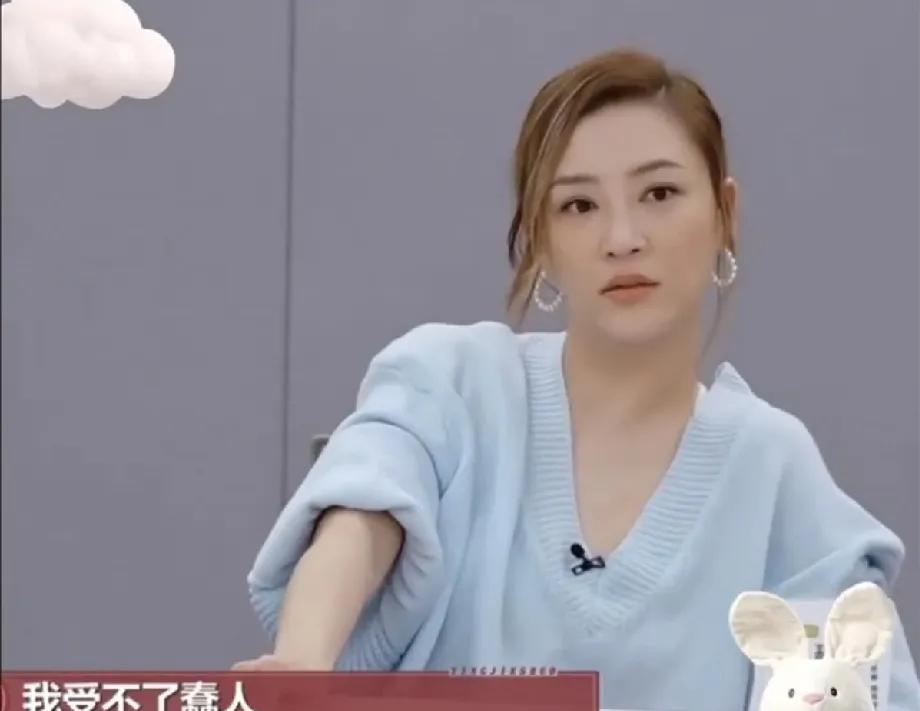 应采儿真的很少搞笑！应采儿口中的老公是个蠢人！
应采儿在综艺节目上说：“我受不了