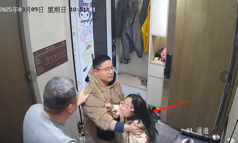 “别打我爸爸！”12岁女孩看到父亲被人殴打，勇敢的冲上去保护父亲。父亲看到女儿卷