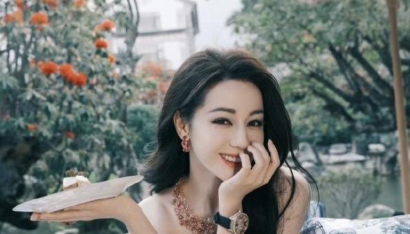 今日的迪丽热巴和杨幂，美丽加倍