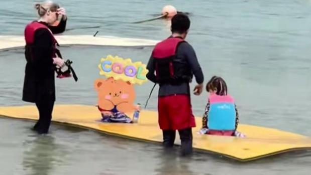 甜炸了！李白玩水后光脚走路，撒贝宁怕老婆受伤全程盯着李白脚看