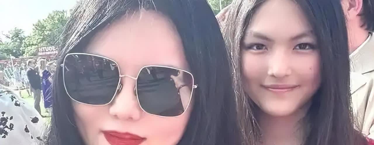 李湘和女儿王诗龄在英国看马球赛，王诗龄是不是又胖回来了
二人的红色礼服被部分网