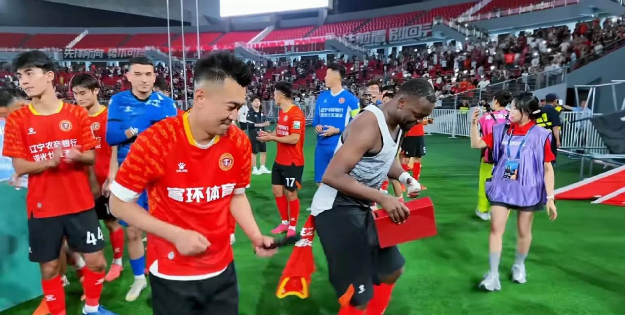 昨晚姆本扎连中三元，陈星兑现承诺给了姆本扎一个华为三折叠。邦本宜裕看到说我的呢[