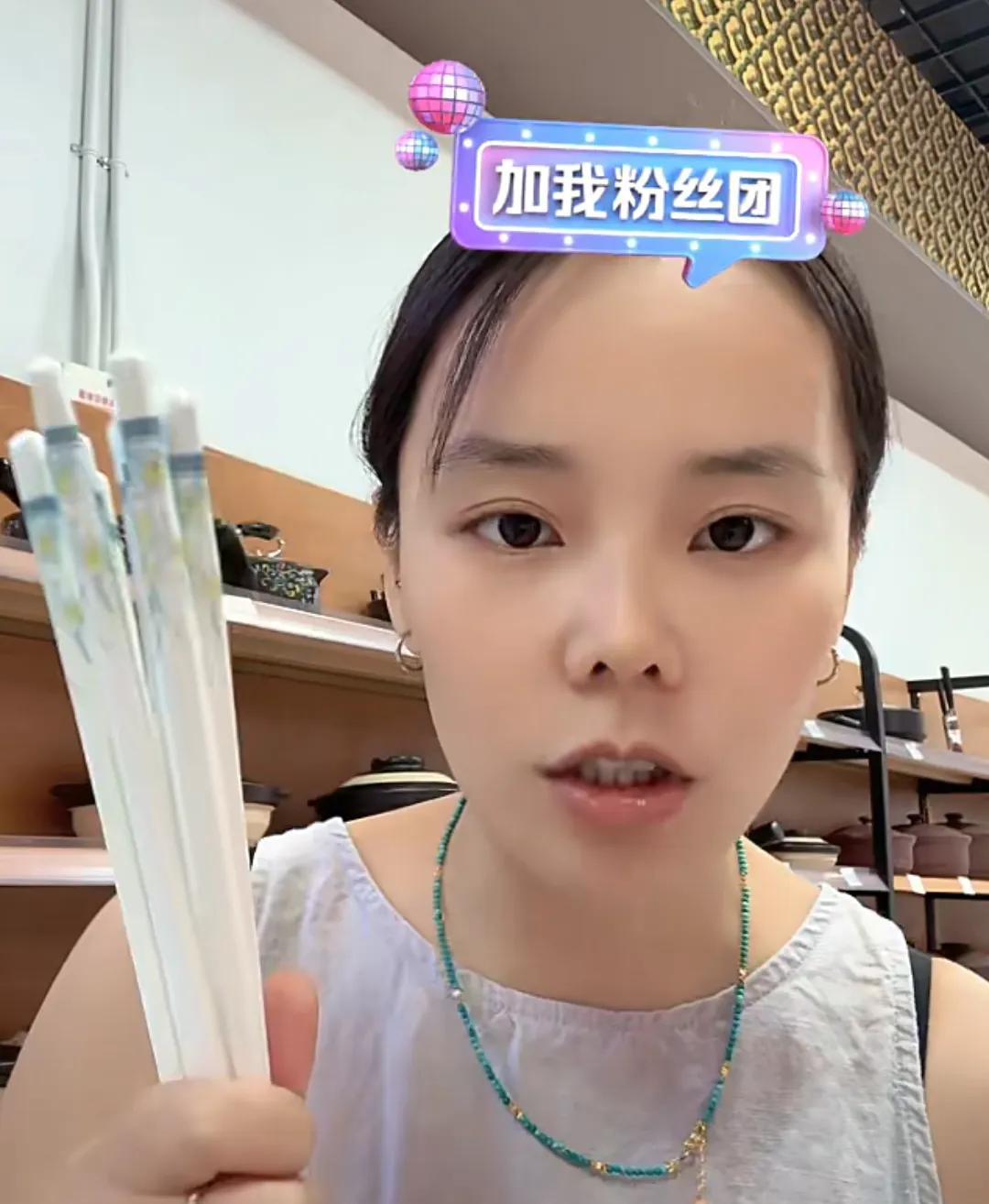 熊磊今天下午直播了两个多小时！
熊磊说：
我要抓紧赚钱，找什么男朋友呀，
我要努