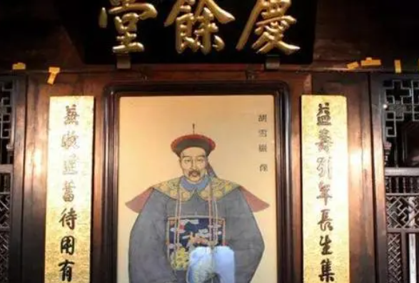 1885 年，胡雪岩病危之际，对九姨太言：“我死后葬礼上会来一戴铁帽子神秘人，到