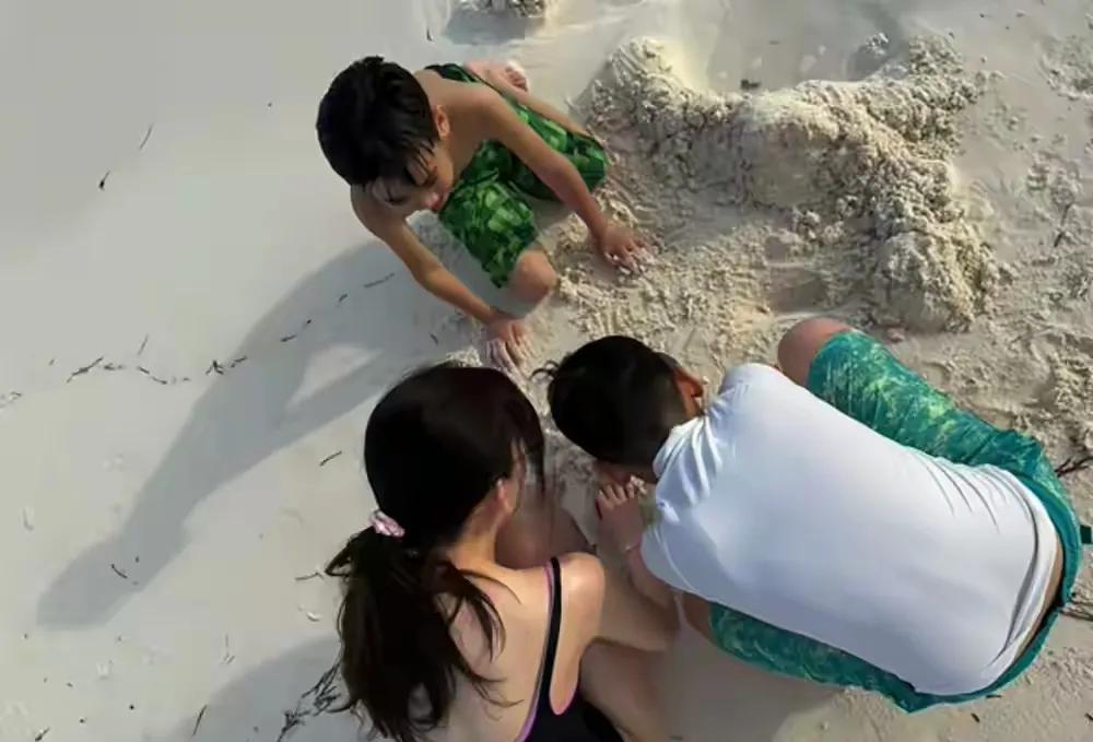 以前被吐槽配不上巨星老公，现在倒是老公配不上她了！人家都40多岁，都生了三个儿子