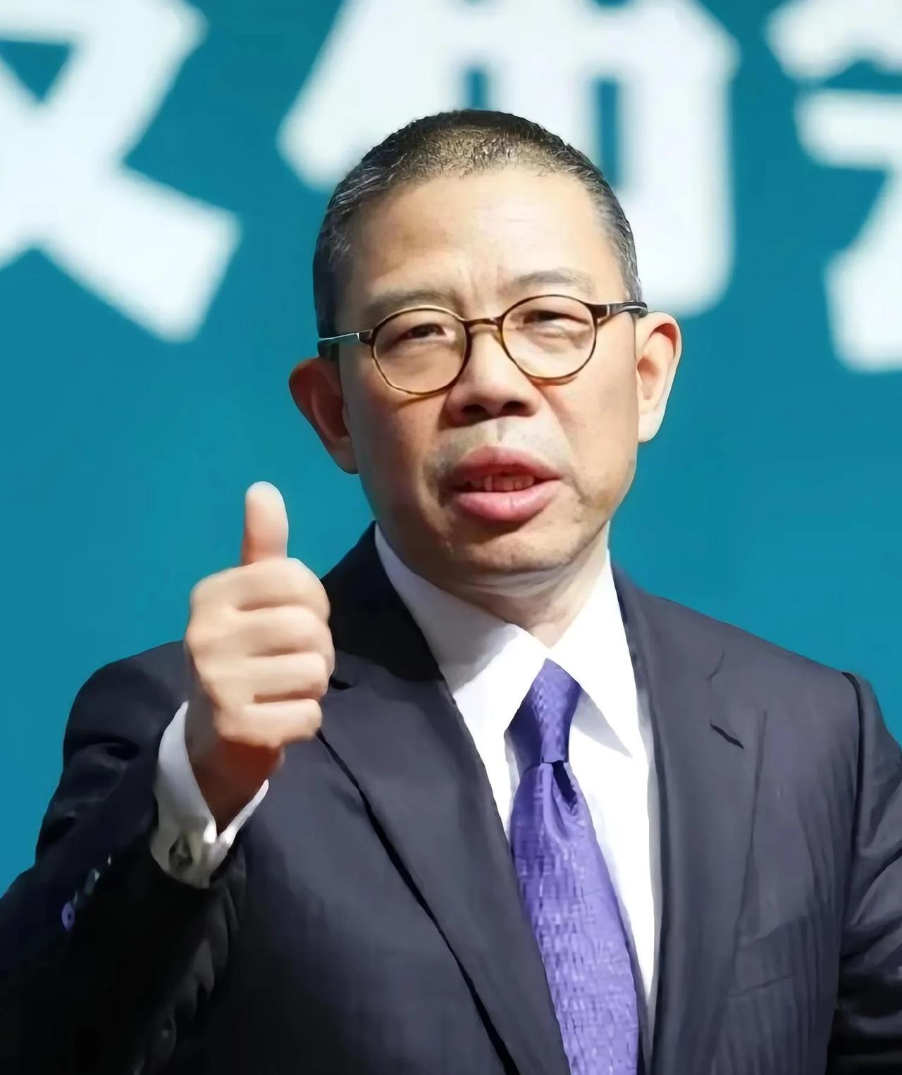 深夜，办公室只剩桌上一盏孤灯。
手机屏幕亮着，铺天盖地的谩骂像潮水般涌来——"资