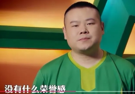 一次，主持人问岳云鹏：“你对中国男足有什么看法？”岳云鹏回答：“我很想加入男足，