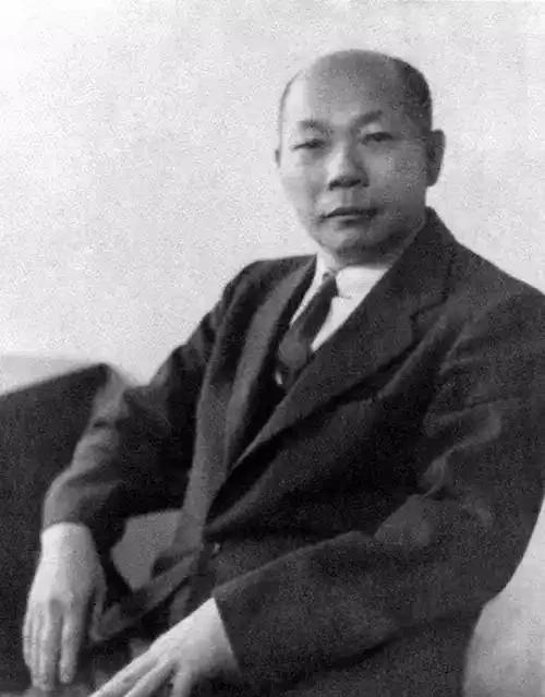 1931年天津塘沽碱厂的钢铁骨架在寒风中震颤，侯德榜攥紧被盐酸蚀穿三层的实验记录