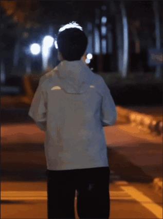 看到莎莎的背影开心又心疼，这条路不容易，大胆往前走，去和世界交手吧。
走在夜晚的