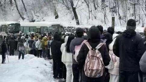 太白山景区因大雪致游客滞留 公开致歉并推出免费重游补偿