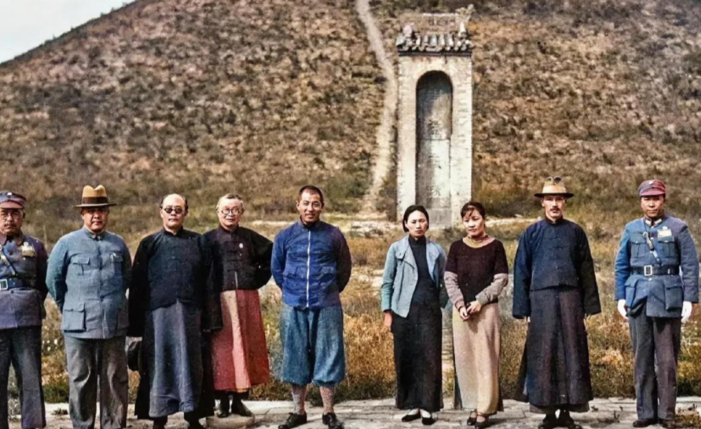 1936年，西安事变前，蒋校长在张学良和杨虎城等将领的陪同下，游览了当地的名胜古