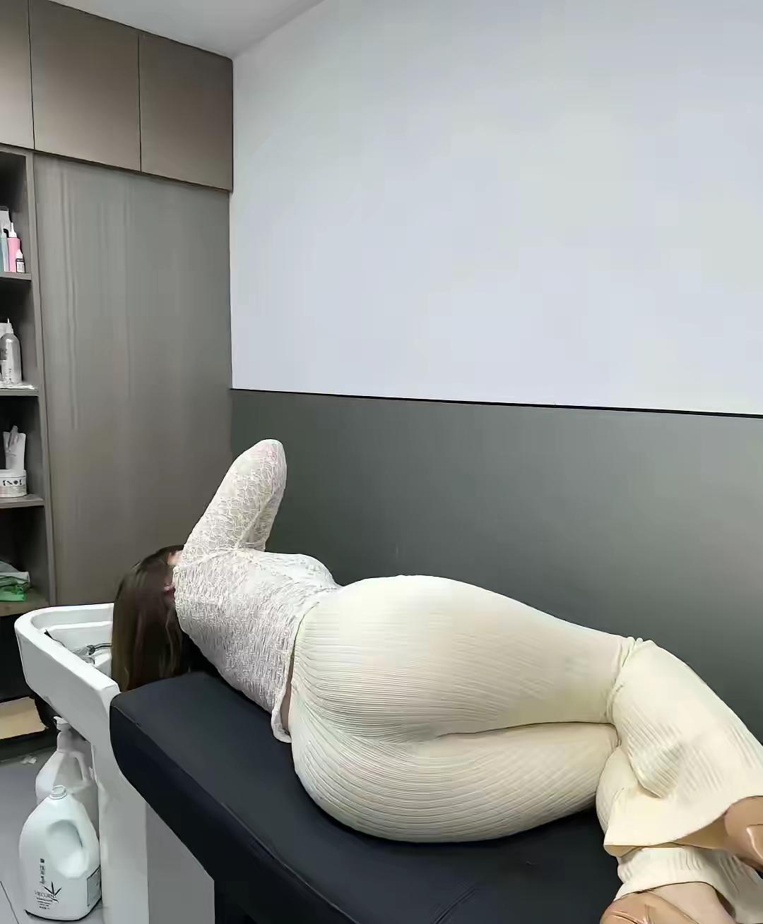 打油诗《美发时光》
美发店里花样多，
躺着洗发真快活。
无需端坐腰杆直，
舒舒服